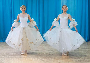 Dzieci uczestniczą w przedstawieniu baletowym.