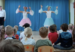 Dzieci uczestniczą w przedstawieniu baletowym.