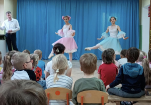 Dzieci uczestniczą w przedstawieniu baletowym.