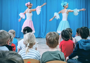 Dzieci uczestniczą w przedstawieniu baletowym.