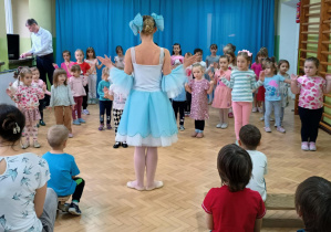 Dziewczynki uczą się prostego układu tanecznego.