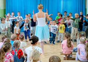 Chłopcy uczą się prostego układu tanecznego.