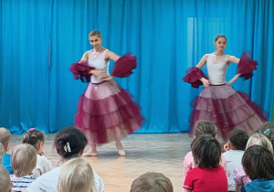 Dzieci uczestniczą w przedstawieniu baletowym.