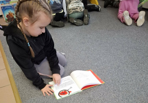 Dzieci oglądają książki.