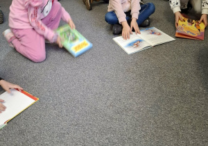 Dzieci oglądają książki.