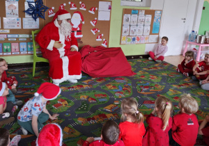Dzieci odpowiadają na pytania Mikołaja.