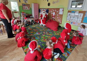 Dzieci rozmawiają z Mikołąjem.