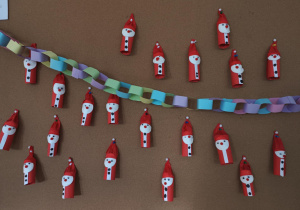 Wystawa prac plasstycznych - Mikołąj z papierowej rolki.