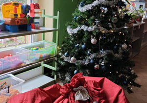 Worek z prezentami, tak duży, że nie mieści się pod choinką.