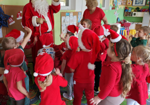 Dzieci śpiewają piosenkę dla Mikołaja.