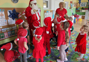 Dzieci żegnają się z Mikołajem.