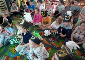 Dzieci oglądają film edukacyjny o pracy i święcie górnika.