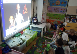 zieci oglądają film edukacyjny o pracy i święcie górnika.