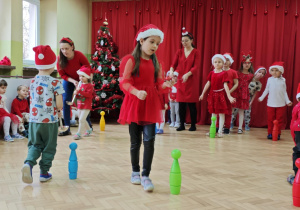 Dzieci z 4 grup przenoszą bąbki na łyżkach.