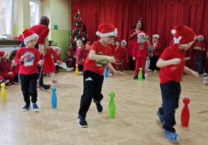 Dzieci z 4 grup przenoszą bąbki na łyżkach.