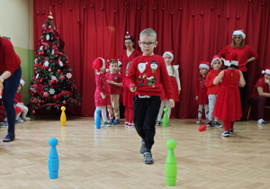 Dzieci z 4 grup przenoszą bąbki na łyżkach.