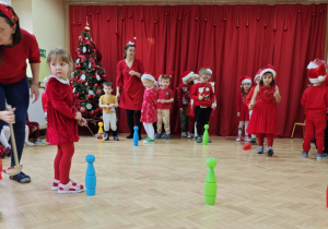Dzieci z 4 grup przenoszą bąbki na łyżkach.