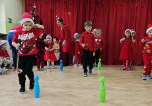 Dzieci z 4 grup przenoszą bąbki na łyżkach.