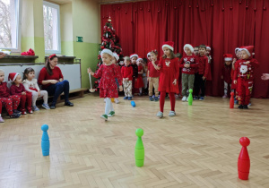 Dzieci z 4 grup przenoszą bąbki na łyżkach.