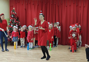 Dzieci z 4 grup przenoszą bąbki na łyżkach.