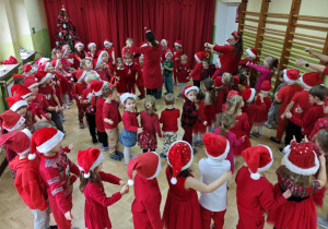 Dzieci biorą udział w zabawie tanecznej.