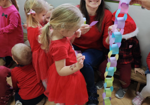 Dzieci z grupy żółtej tworzą wspólny łańcuch.