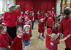 Dzieci biorą udział w zabawie tanecznej.