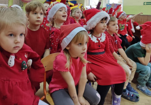 Dzieci z grupy niebieskiej rozwiązują tematyczne zagadki.