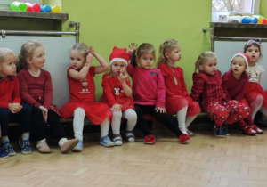 Dzieci z grupy żółtej rozwiązują tematyczne zagadki.