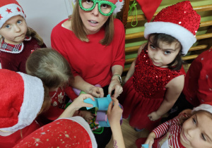 Dzieci z grupy czerwonej tworzą wspólny łańcuch.