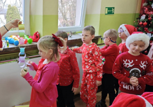 Dzieci z grupy zielonej tworzą wspólny łańcuch.