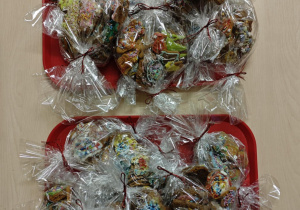 Zapakowane pierniczki czekają na świateczny kiermasz.