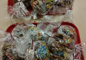 Zapakowane pierniczki czekają na świateczny kiermasz.