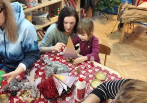 Dzieci i rodzice podczas wykonywania choinek