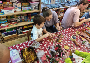 Dzieci i rodzice podczas wykonywania choinek