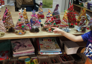 Dziecko prezentuje gotowe choinki