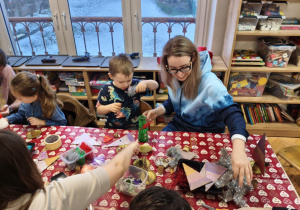 Dzieci i rodzice podczas wykonywania choinek