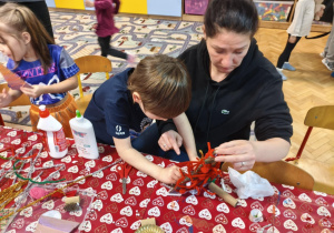 Dzieci i rodzice podczas wykonywania choinek