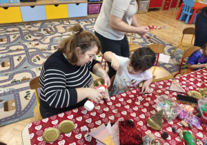 Dzieci i rodzice podczas wykonywania choinek