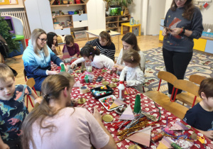 Dzieci i rodzice podczas wykonywania choinek