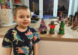 Dziecko prezentuje gotowe choinki