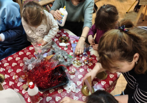 Dzieci i rodzice podczas wykonywania choinek