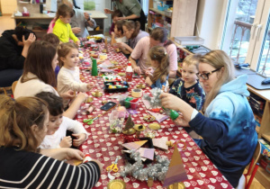 Dzieci i rodzice podczas wykonywania choinek