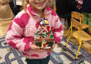 Dziecko prezentuje gotową choinkę