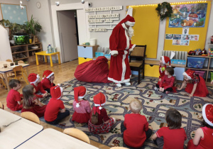 Mikołaj wśród dzieci