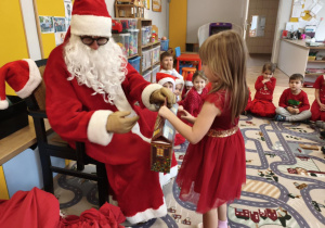 Mikołaj podczas wręczania prezentu