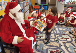 Mikołaj podczas wręczania prezentu