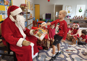 Mikołaj podczas wręczania prezentu
