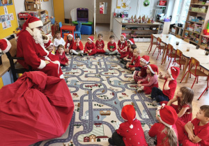 Mikołaj wśród dzieci