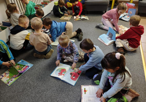 Dzieci oglądają tematyczne książeczki.